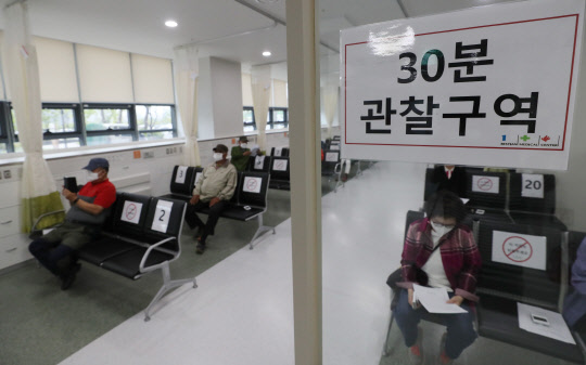 아스트라제네카(AZ) 백신 접종이 재개된 27일 충북 청주시 흥덕구 오송읍 베스티안 종합병원에서 백신 접종을 마친 시민들이 대기하고 있다. 연합뉴스